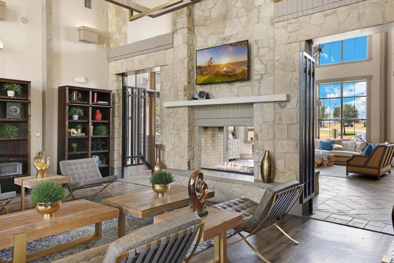 Apartment Modern Oasis 2 Bedrooms, 2 Baths Pool Fort Worth