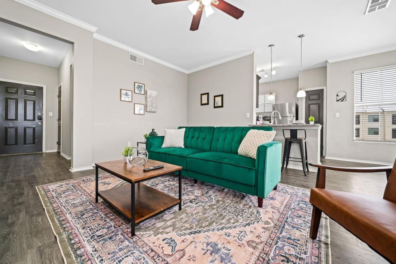 Modern Oasis 2 Bedrooms, 2 Baths Pool Apartment *