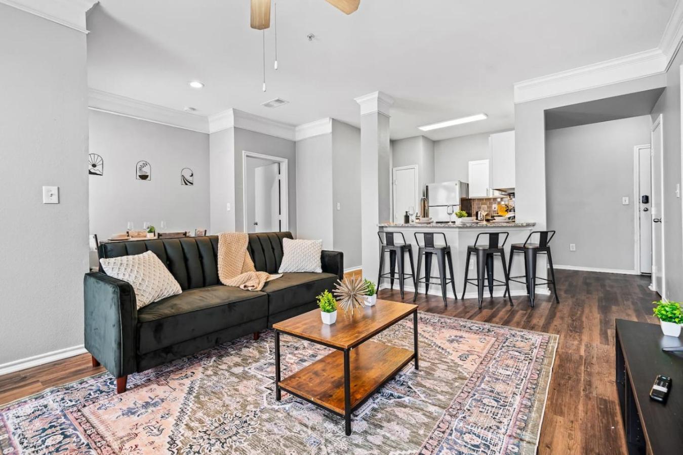 Refined Unit 2br, 2ba Pool Access *