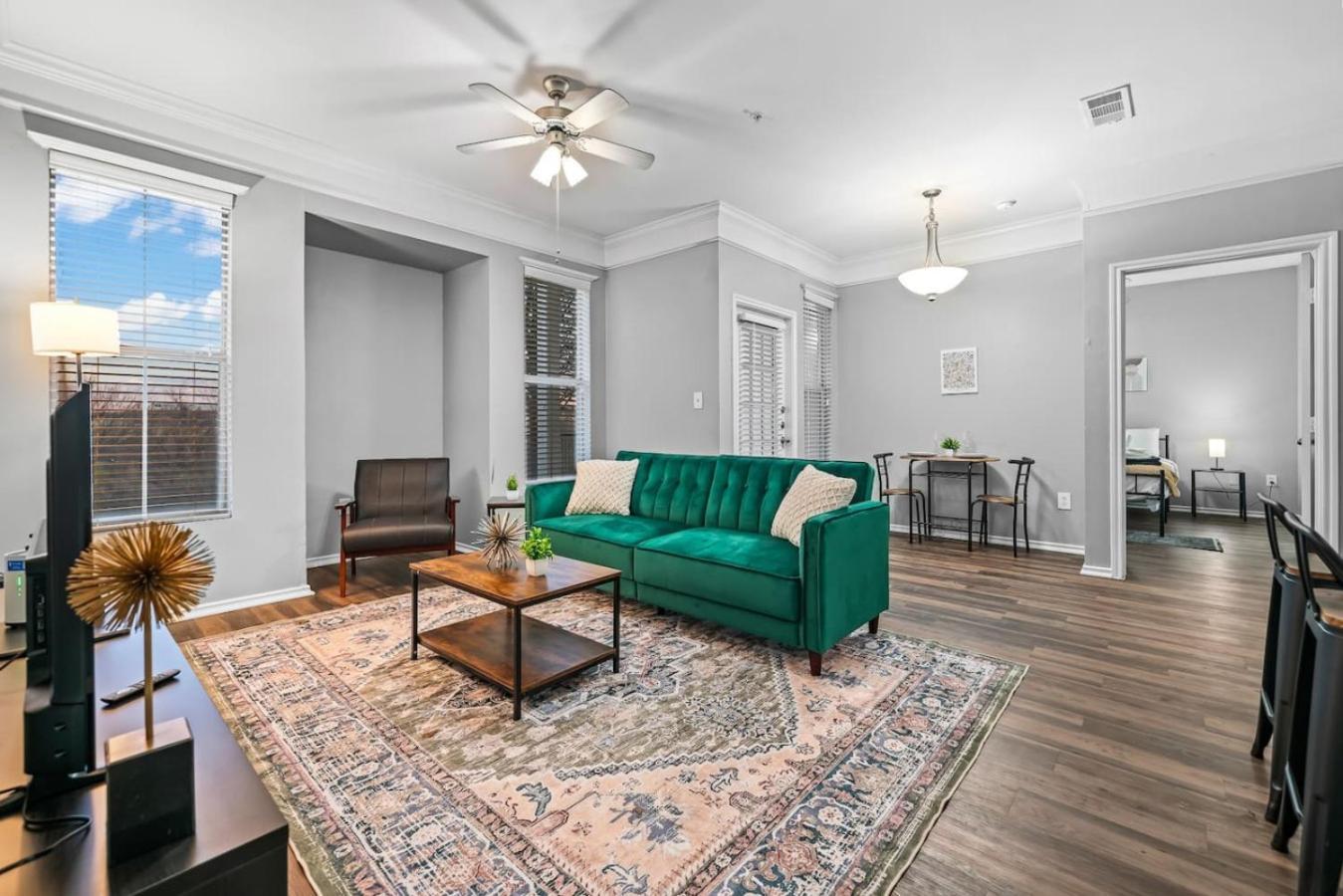 Apartment Sophisticated 2br 2ba Pool