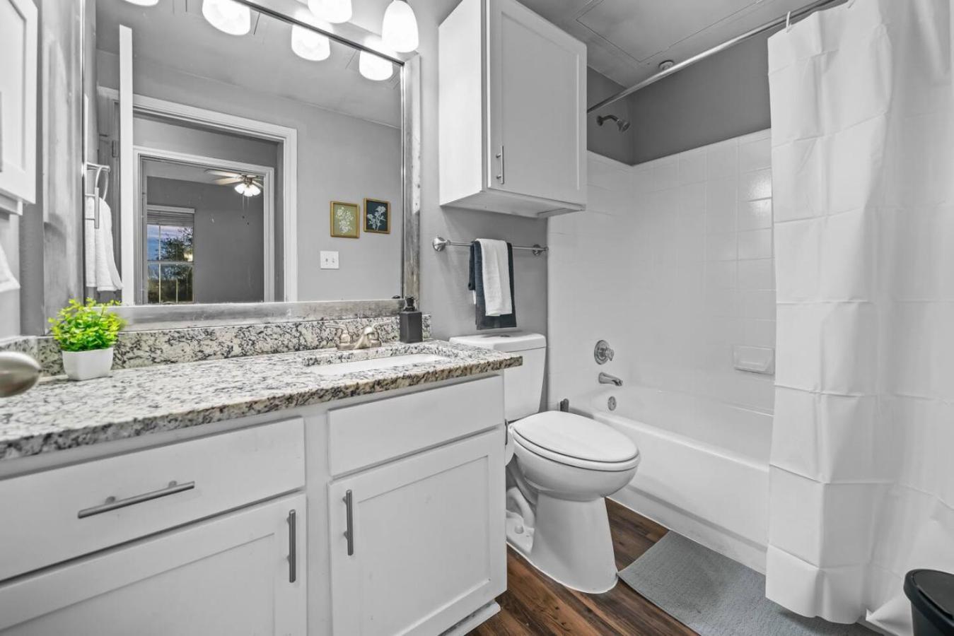 Apartment Sophisticated 2br 2ba Pool