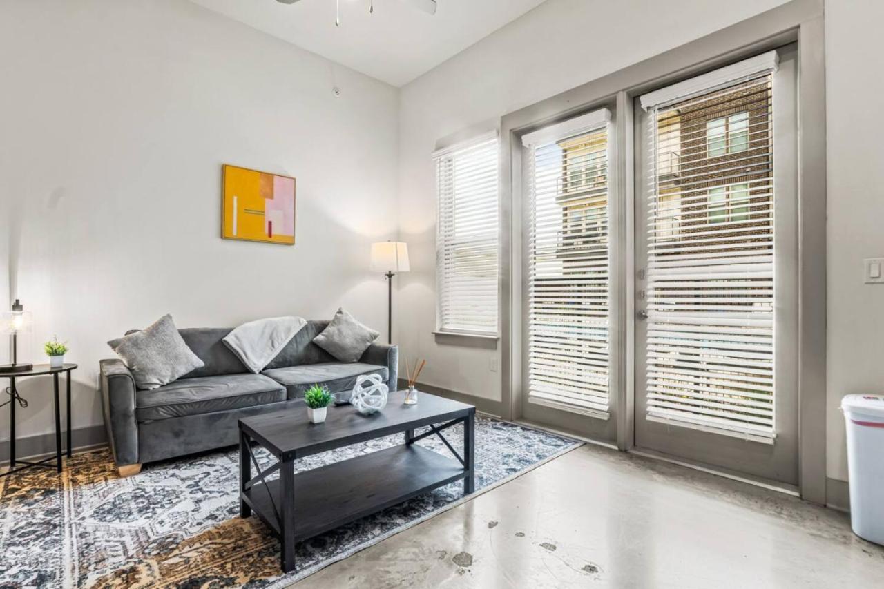 Apartment Cozy Haven Steps Away From Life