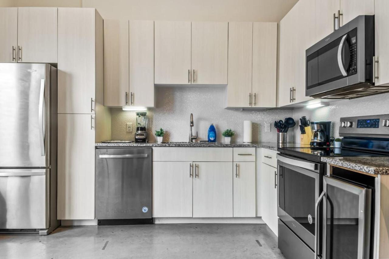 Cozy Haven Steps Away From Life Apartment Fort Worth