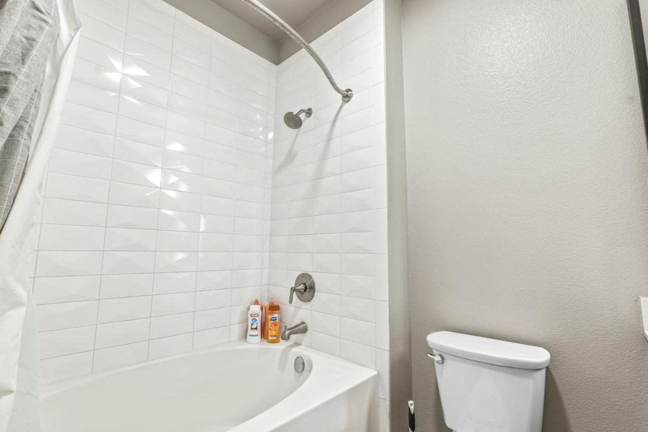 Enchanting 1bd 1ba Beautiful Pool In Worth