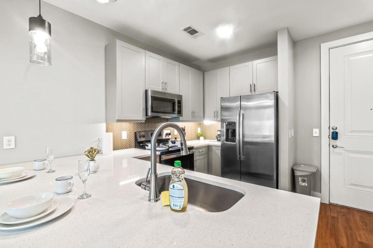 Enchanting 1bd 1ba Beautiful Pool In Worth