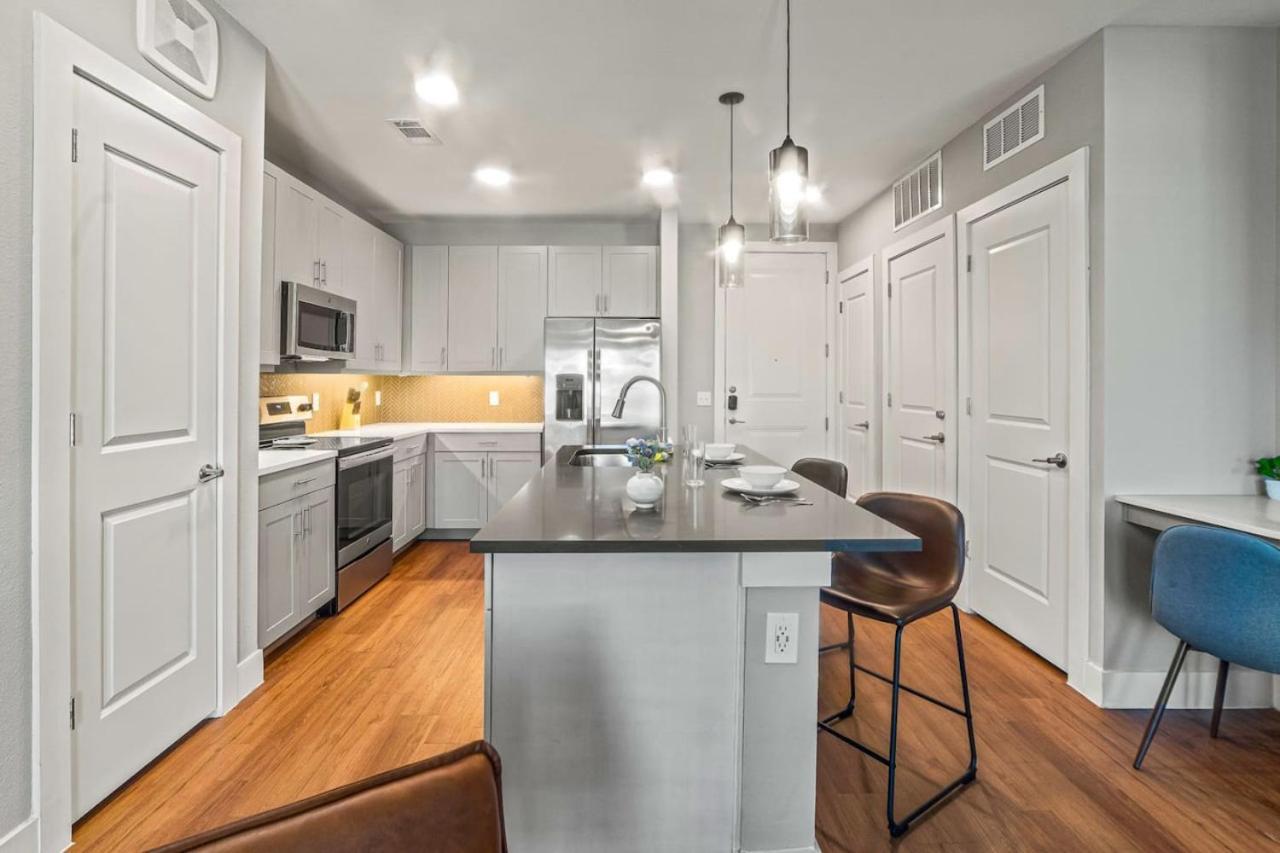 Captivating 1bd1ba Beautiful Pool In Worth Apartment