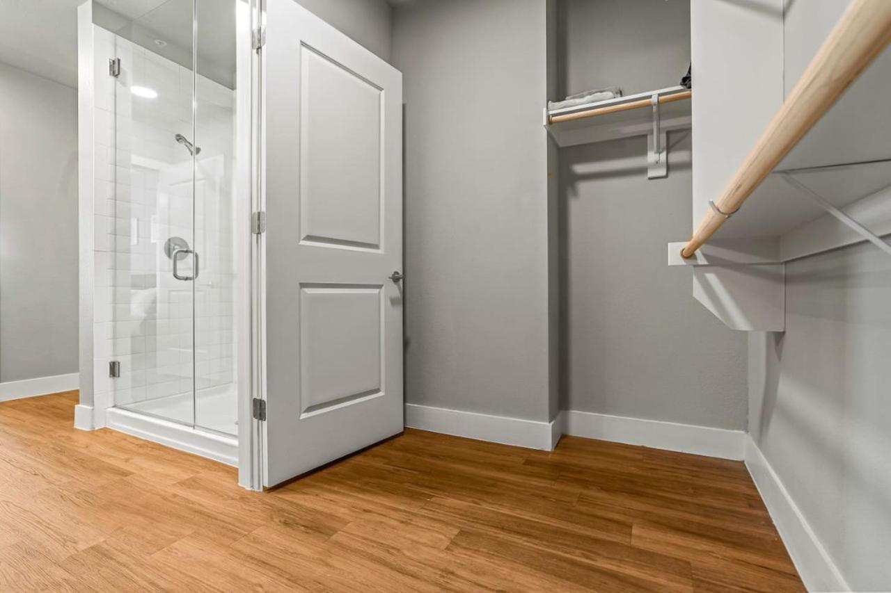 Captivating 1bd1ba Beautiful Pool In Worth Apartment