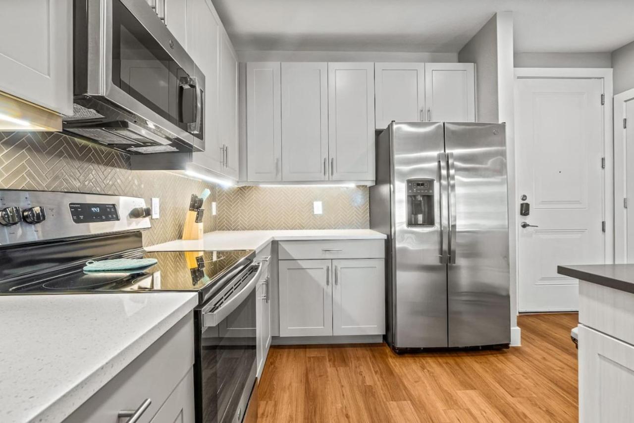 Captivating 1bd1ba Beautiful Pool In Worth Apartment