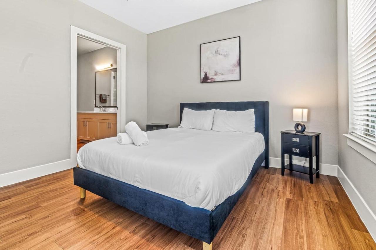 Fascinating 2bd 2ba W Beautiful Pool In Worth Apartment
