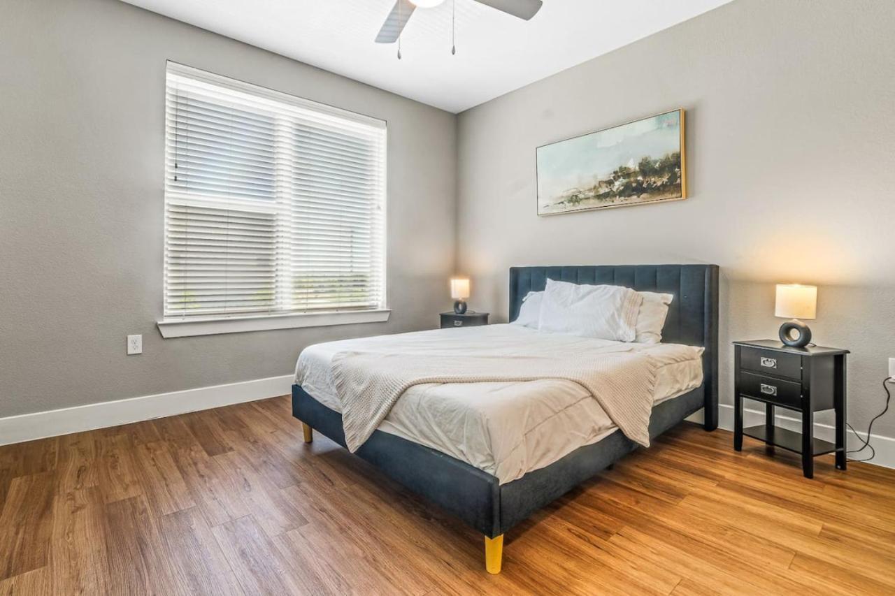 Fascinating 2bd 2ba W Beautiful Pool In Worth Apartment *