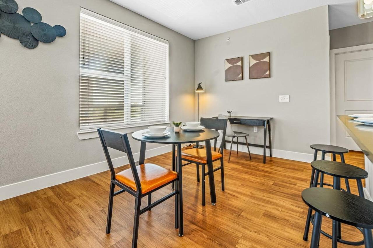Fascinating 2bd 2ba W Beautiful Pool In Worth Apartment