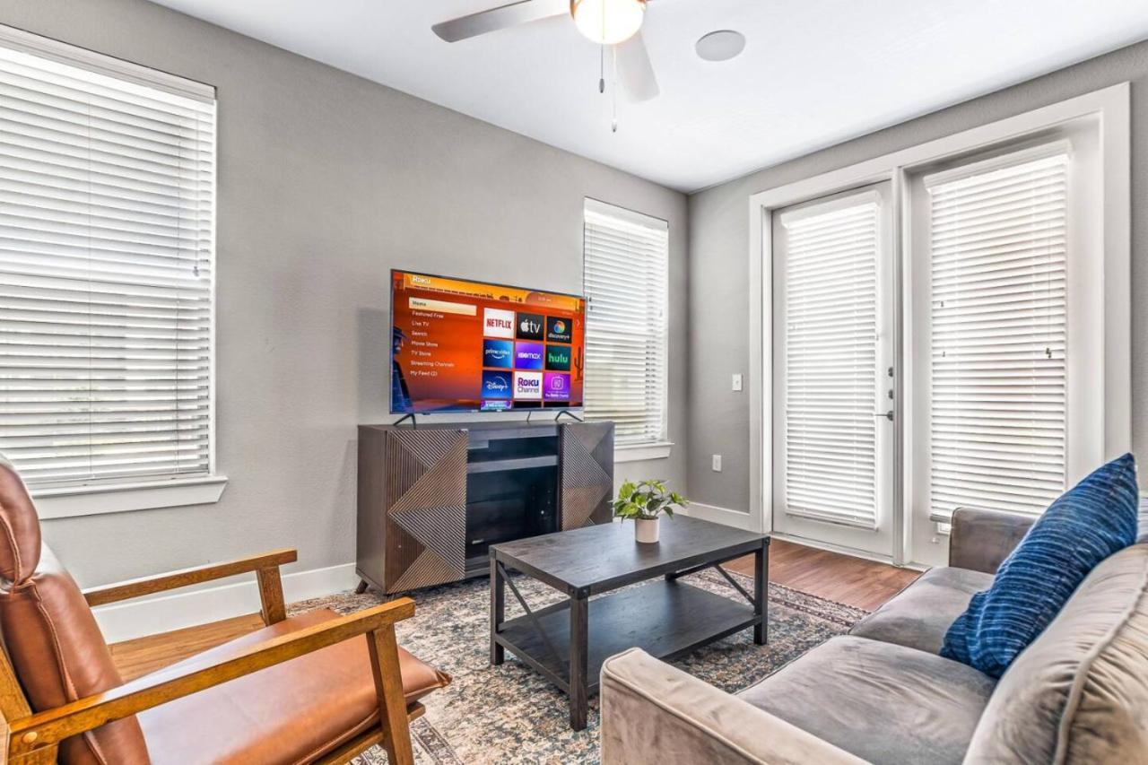 Fascinating 2bd 2ba W Beautiful Pool In Worth Apartment *