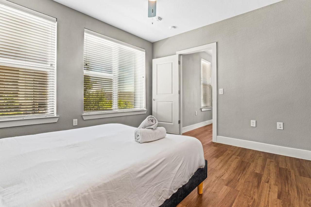 Fascinating 2bd 2ba W Beautiful Pool In Worth