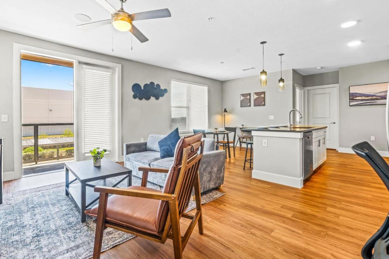 Fascinating 2bd 2ba W Beautiful Pool In Worth Apartment *