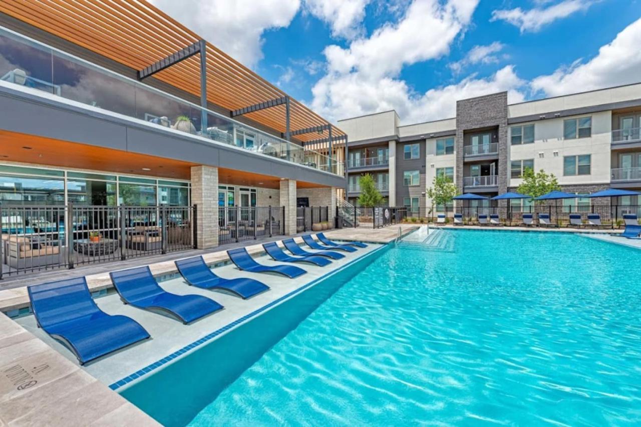 Alluring 1bd 1ba With Beautiful Pool In Worth