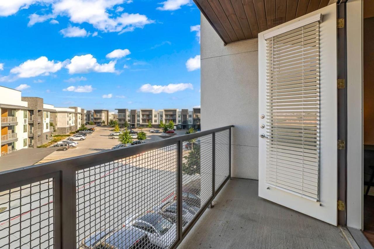 Alluring 1bd 1ba With Beautiful Pool In Worth