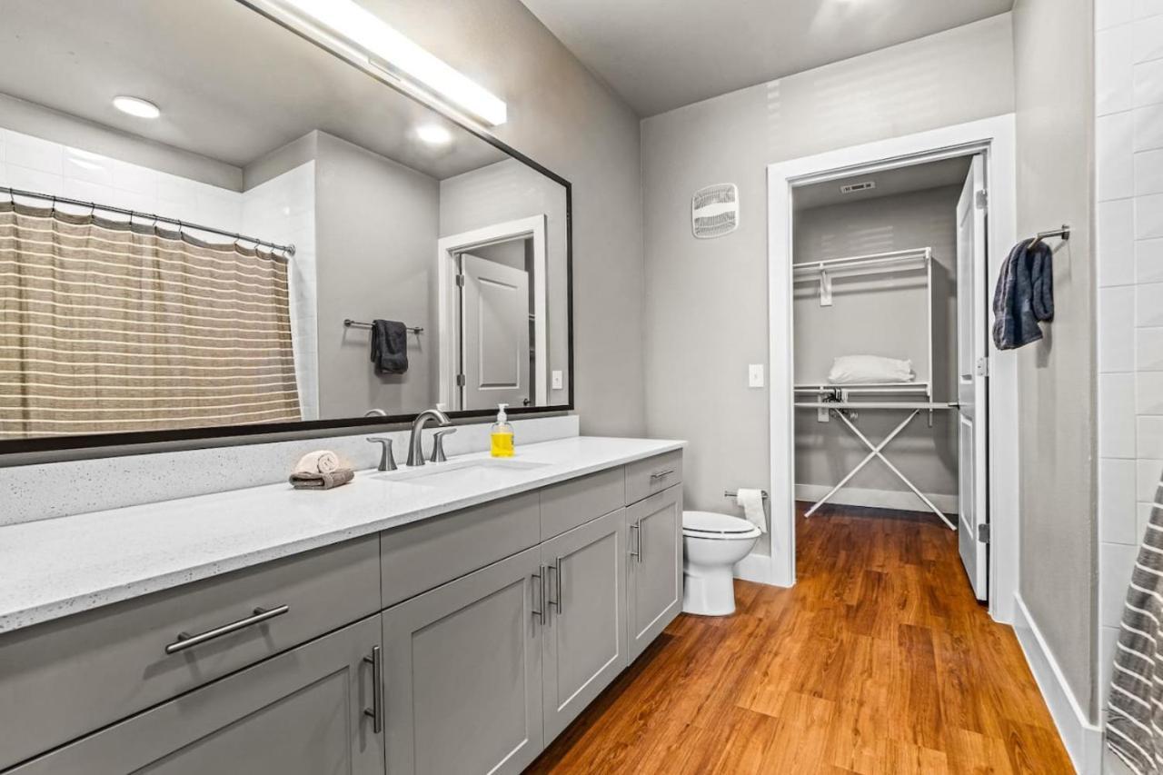 Mesmerizing 2bd 2ba W Beautiful Pool In Worth *