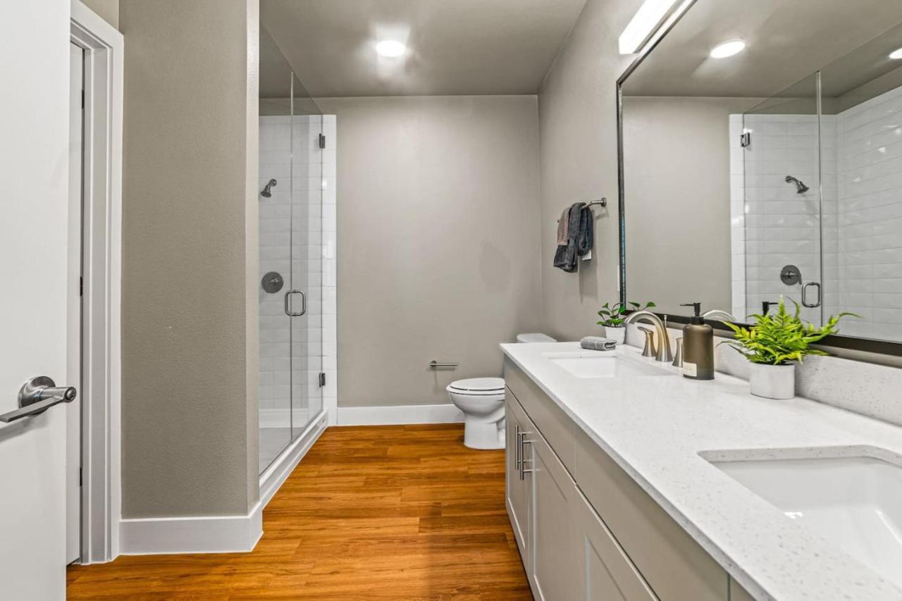 Mesmerizing 2bd 2ba W Beautiful Pool In Worth