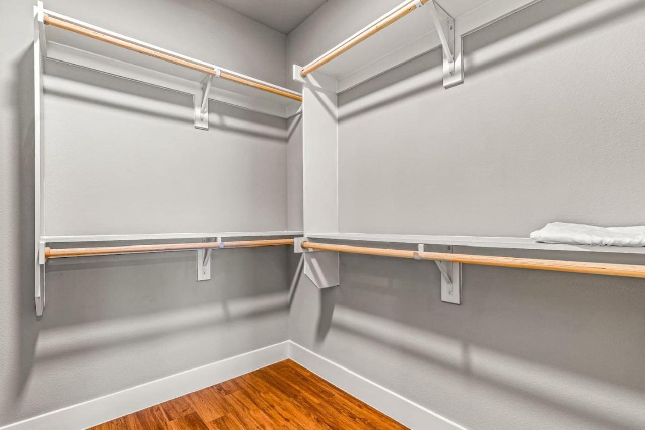 Apartment Gracious 2bd 2ba With Beautiful Pool In Worth