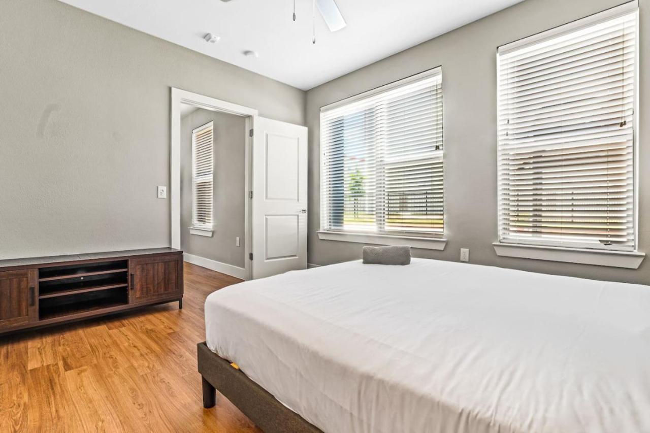 Gracious 2bd 2ba With Beautiful Pool In Worth Apartment