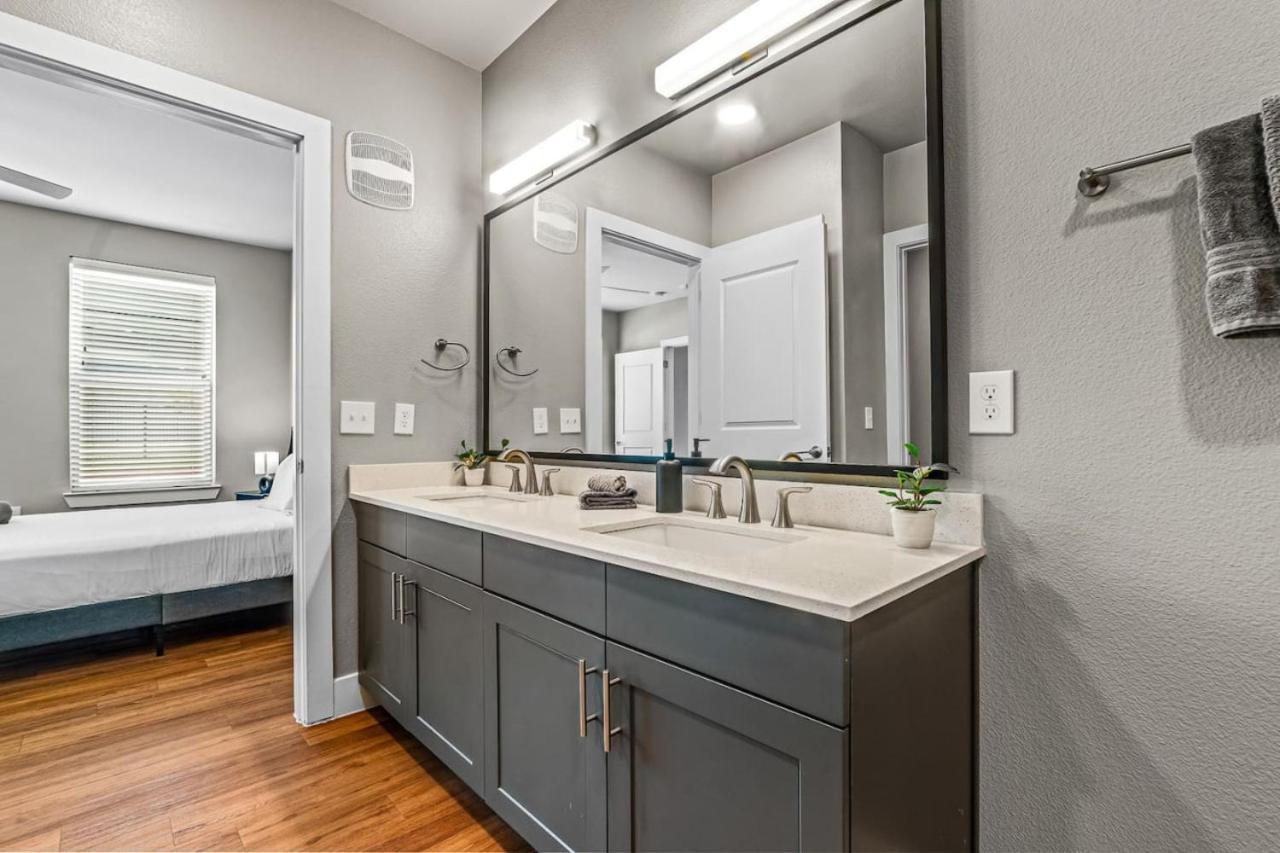 Apartment Gracious 2bd 2ba With Beautiful Pool In Worth Fort Worth