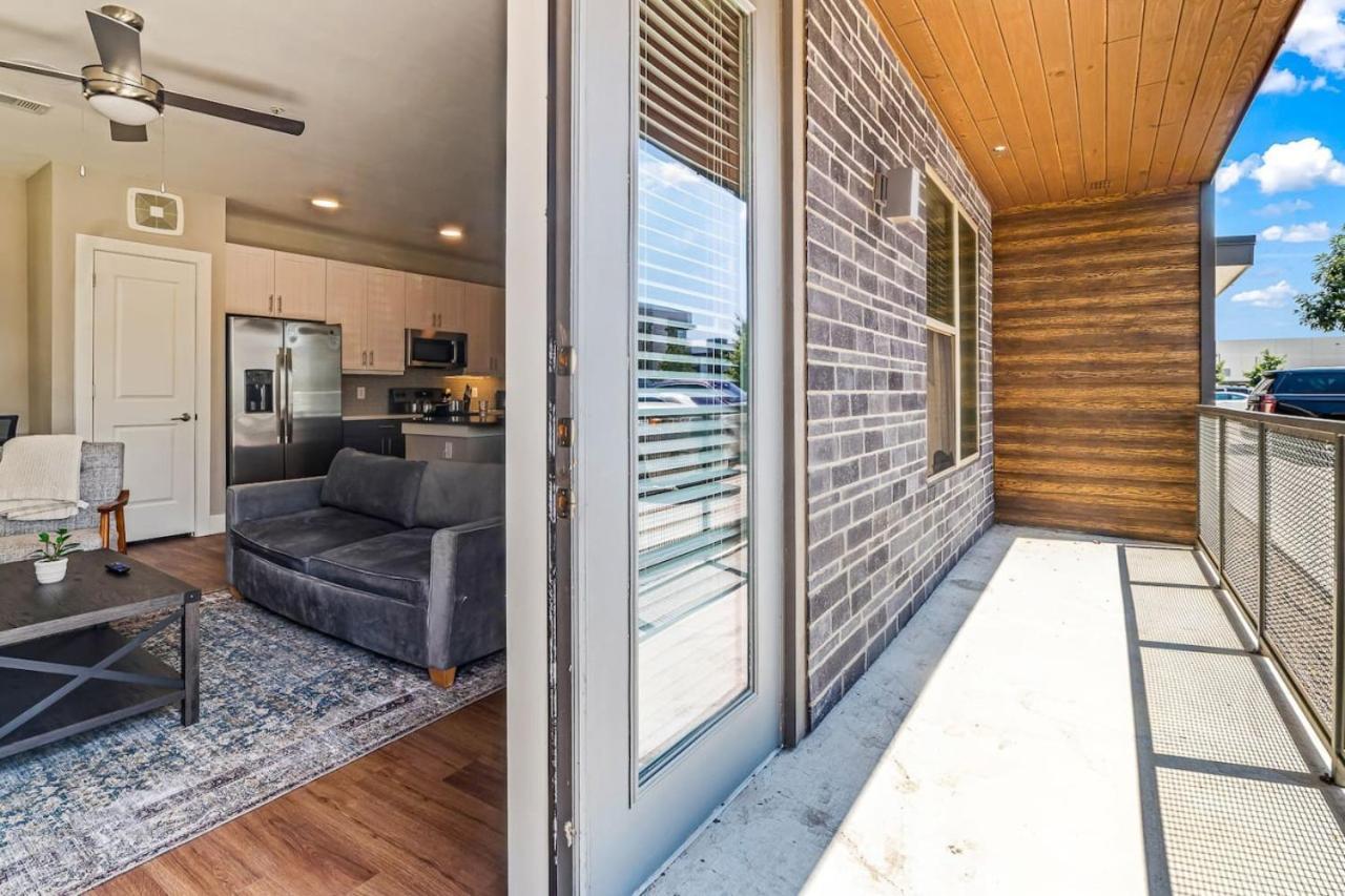 Gracious 2bd 2ba With Beautiful Pool In Worth Apartment *