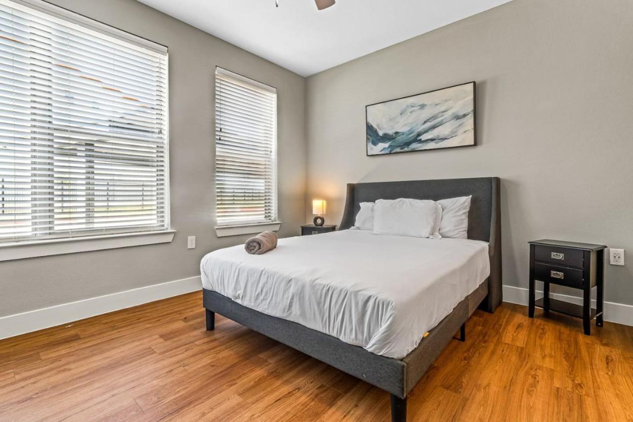 Apartment Gracious 2bd 2ba With Beautiful Pool In Worth *