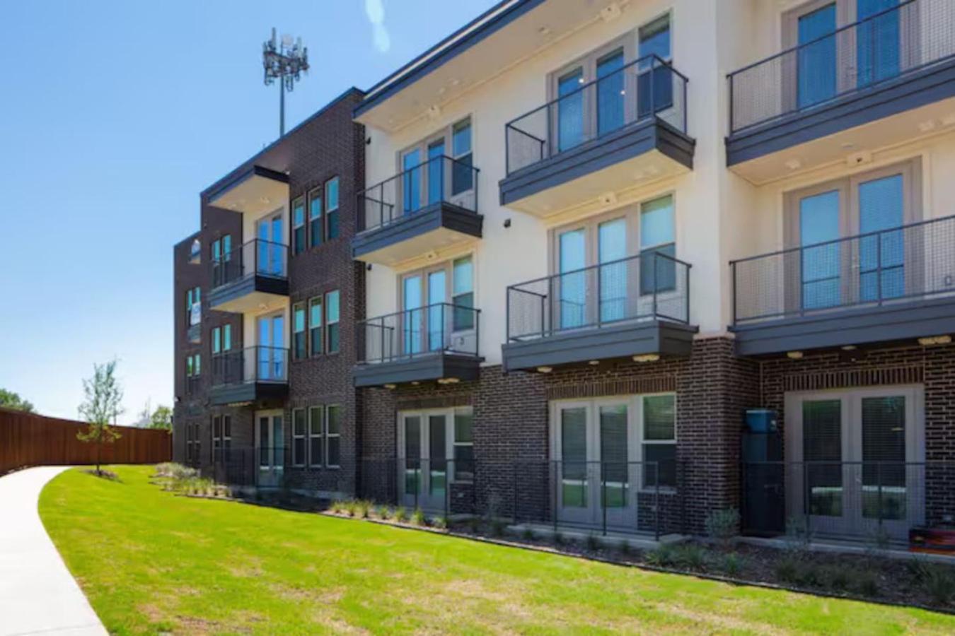 Modern 2bd 2ba Flat Gym And Pool Heart Of Downtown *