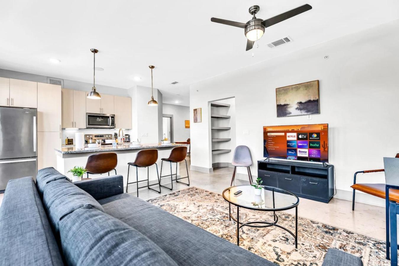 Modern 2bd 2ba Flat Gym And Pool Heart Of Downtown Apartment
