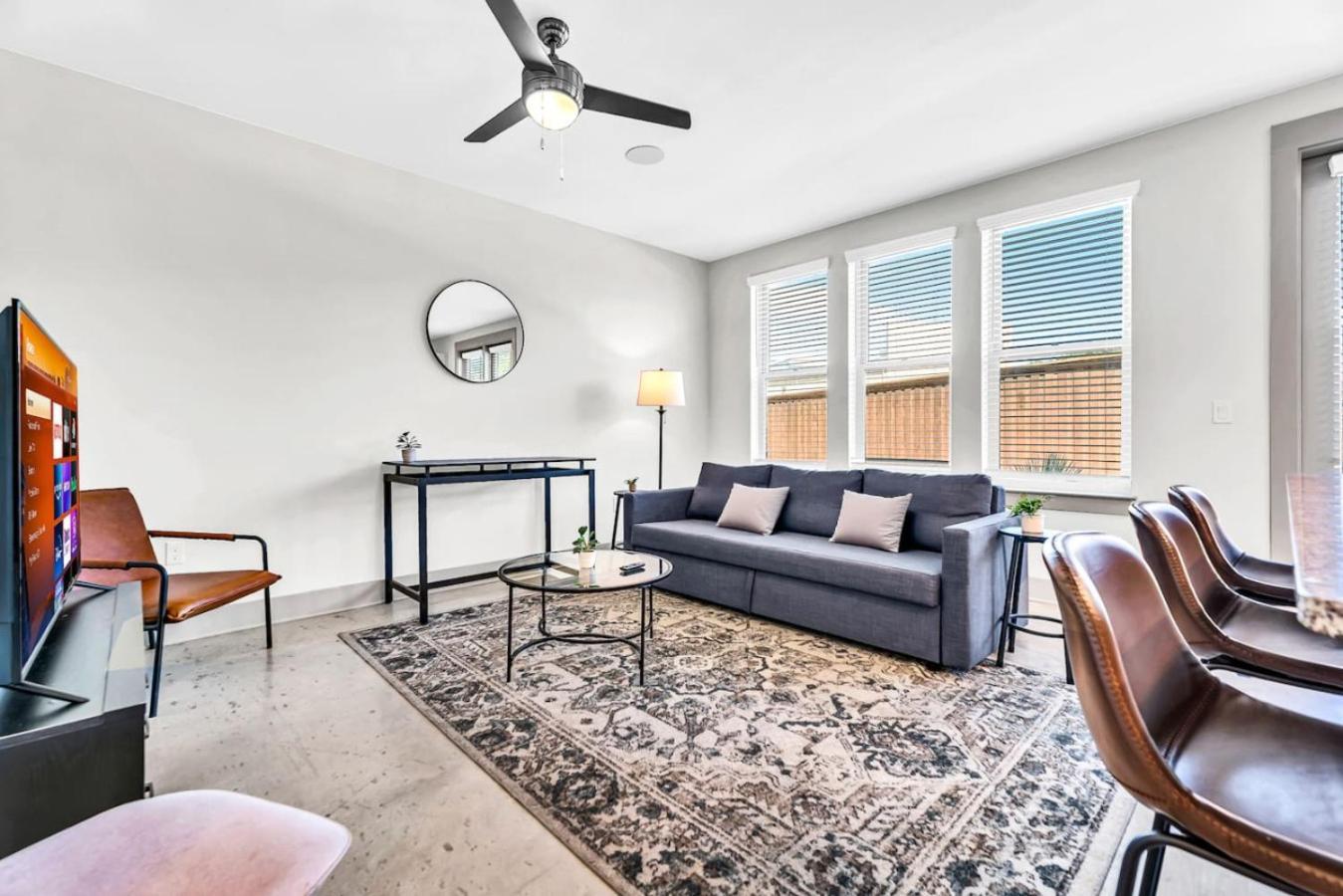 Modern 2bd 2ba Flat Gym And Pool Heart Of Downtown Apartment *