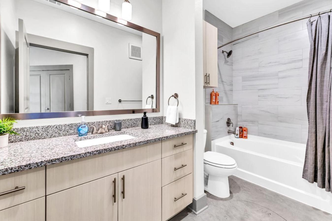 Apartment Modern 2bd 2ba Flat Gym And Pool Heart Of Downtown *