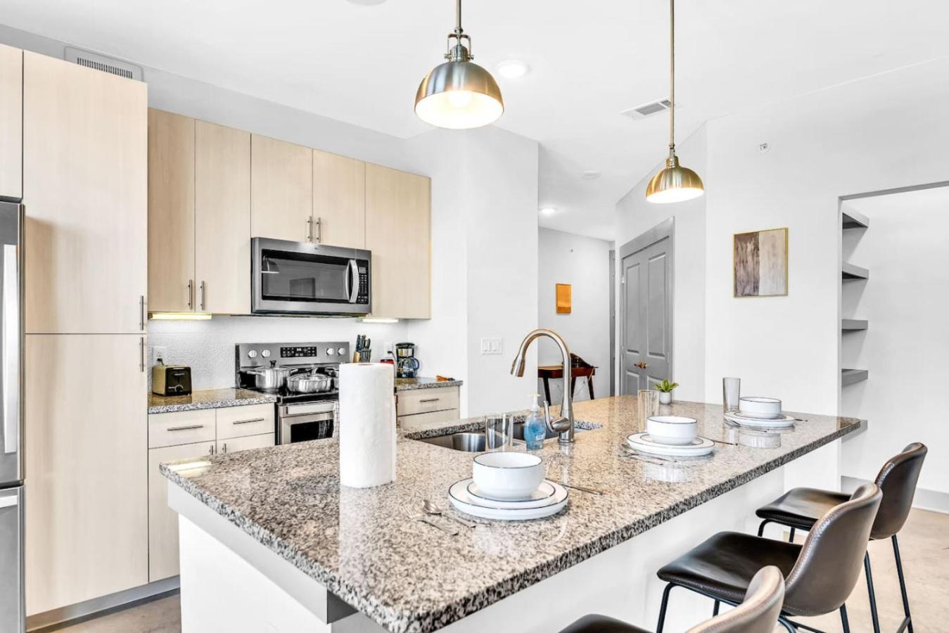 Modern 2bd 2ba Flat Gym And Pool Heart Of Downtown Apartment *