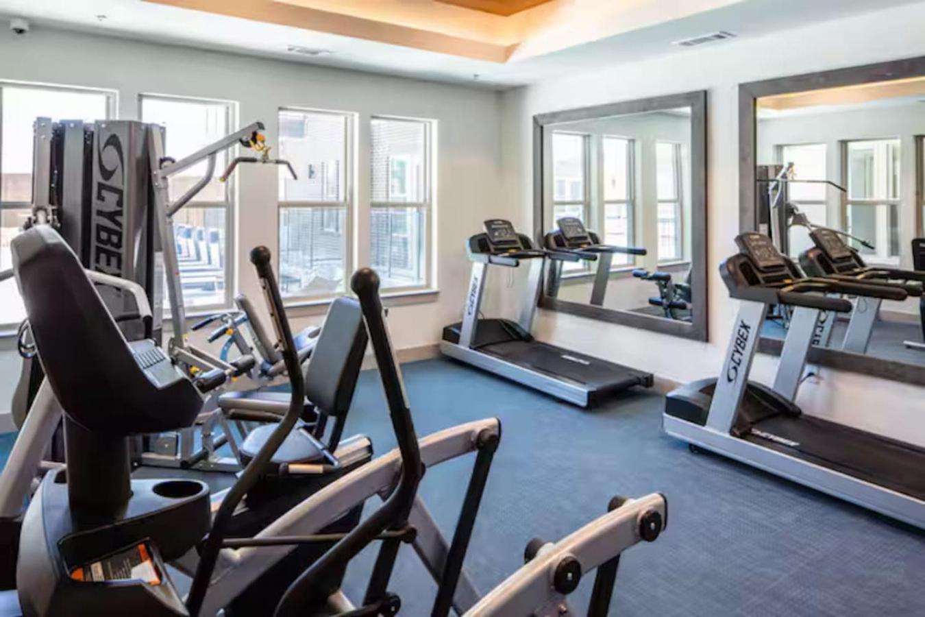 Apartment Modern 2bd 2ba Flat Gym And Pool Heart Of Downtown *