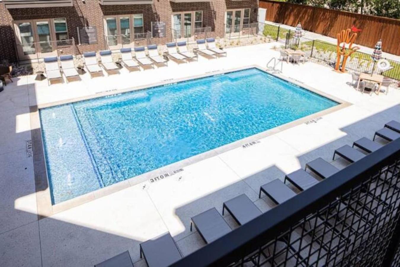 Modern 2bd 2ba Flat Gym And Pool Heart Of Downtown Apartment *