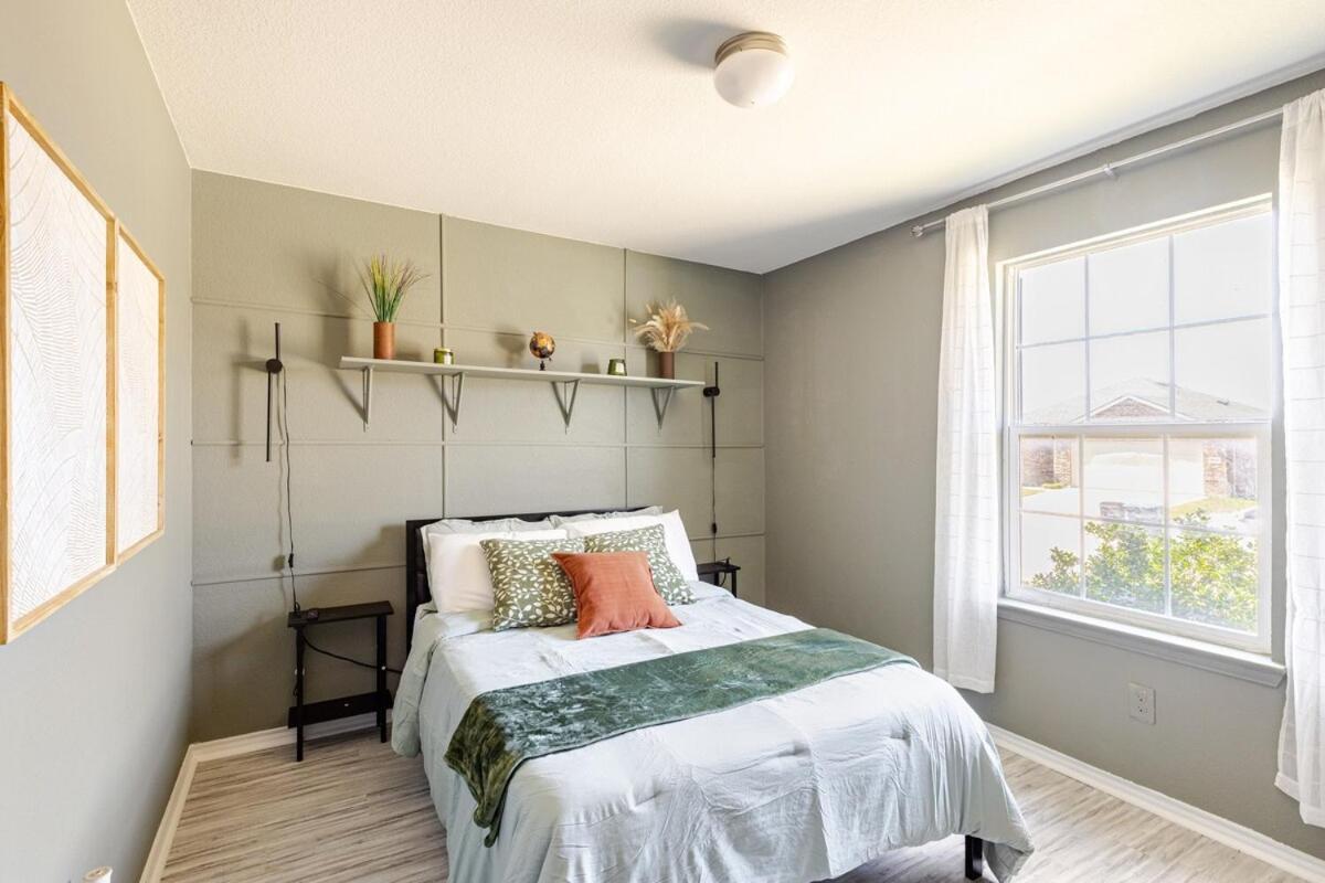 Chic Spacious With Piano, Grill, Hammock, Backyard Bliss, Near Stables In Worth Holiday home Fort Worth