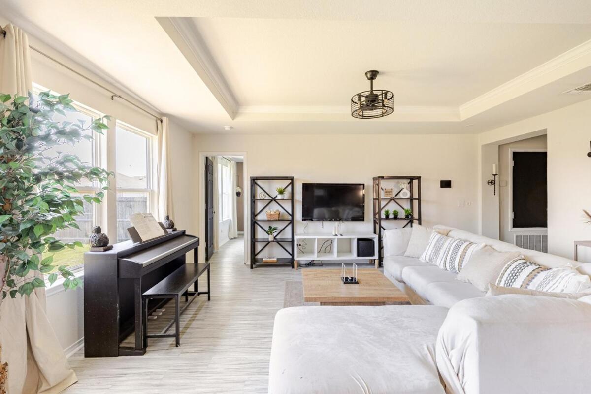 Chic Spacious With Piano, Grill, Hammock, Backyard Bliss, Near Stables In Worth Holiday home