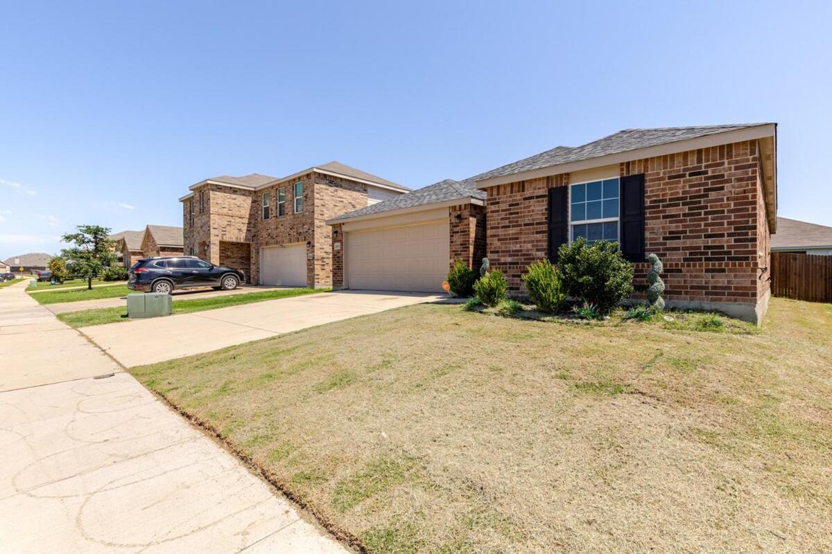Chic Spacious With Piano, Grill, Hammock, Backyard Bliss, Near Stables In Worth Holiday home Fort Worth