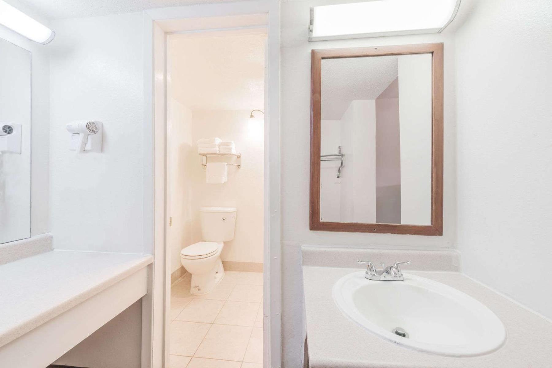 Hotel Days Inn By Wyndham South Fort Worth 2*