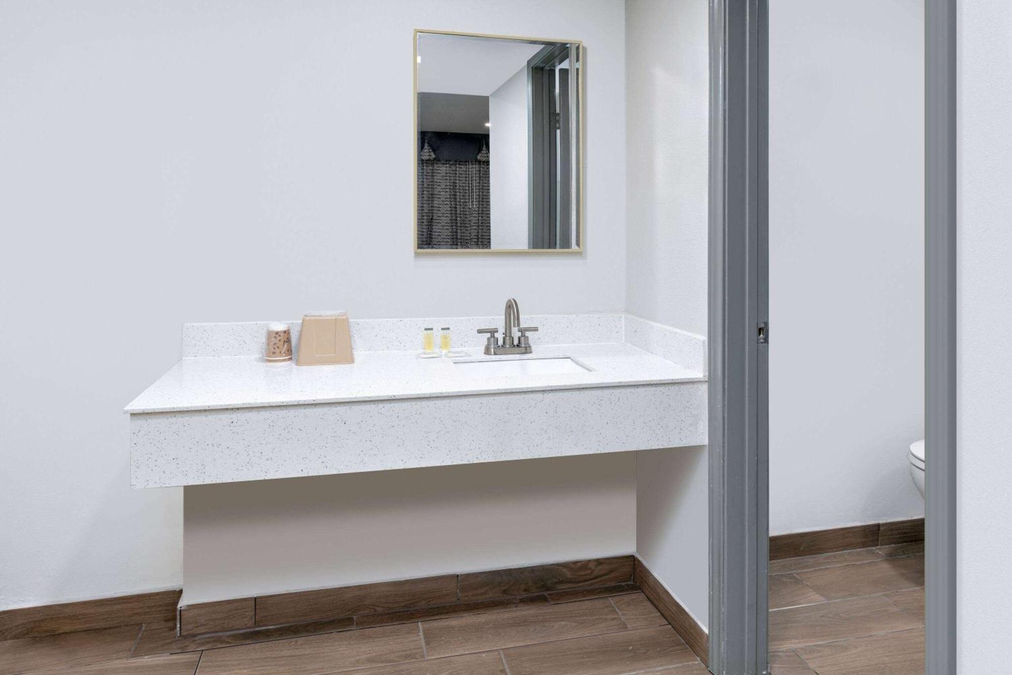 Days Inn By Wyndham South Fort Worth 2*