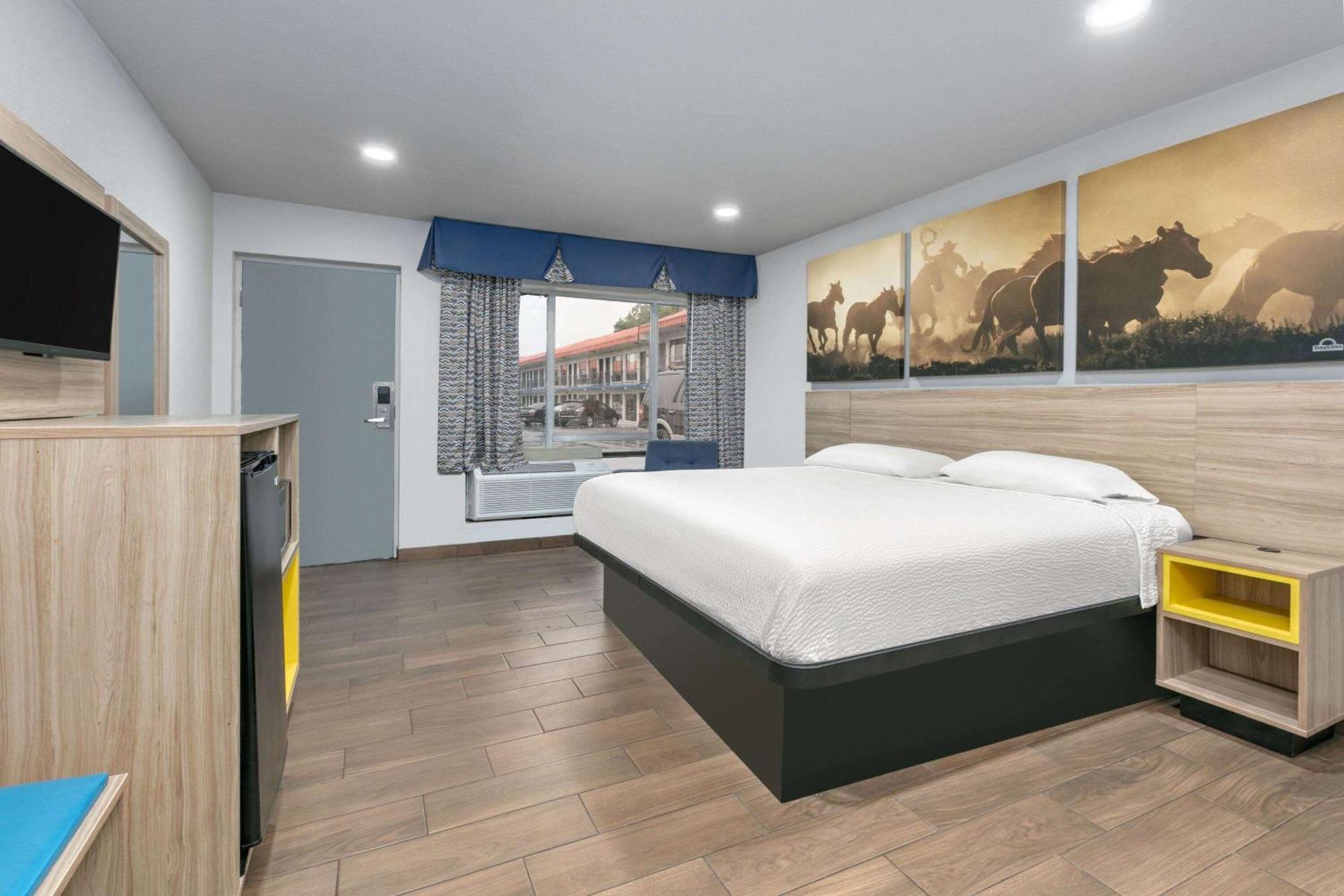 Hotel Days Inn By Wyndham South Fort Worth 2*