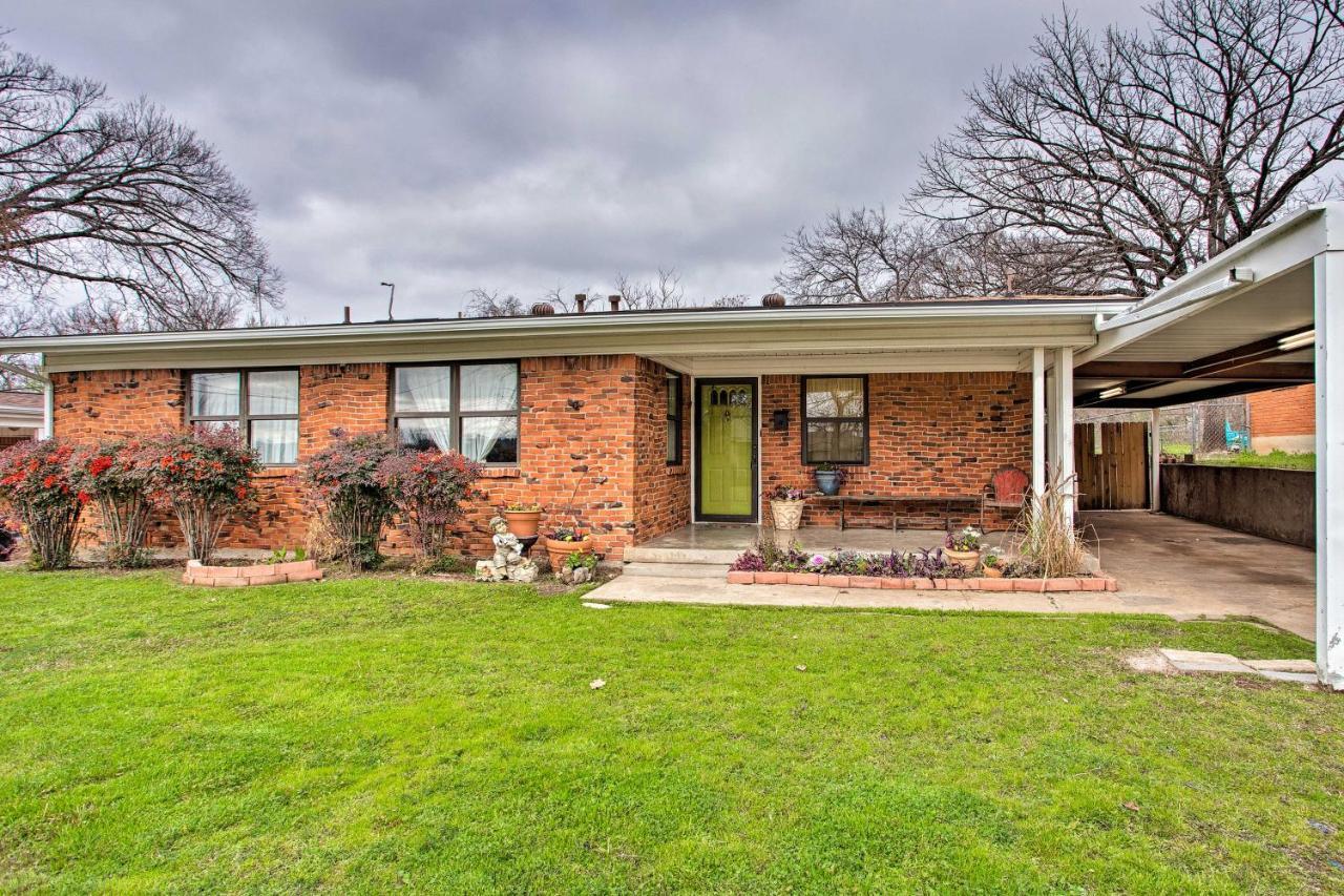 Worth River District Yard, Pets Welcome