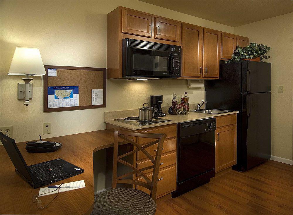 Candlewood Worth West By Ihg 3*