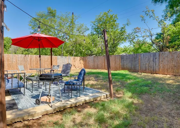 Modern Fort Worth Home With Yard About 5 Miles To Dtwn!