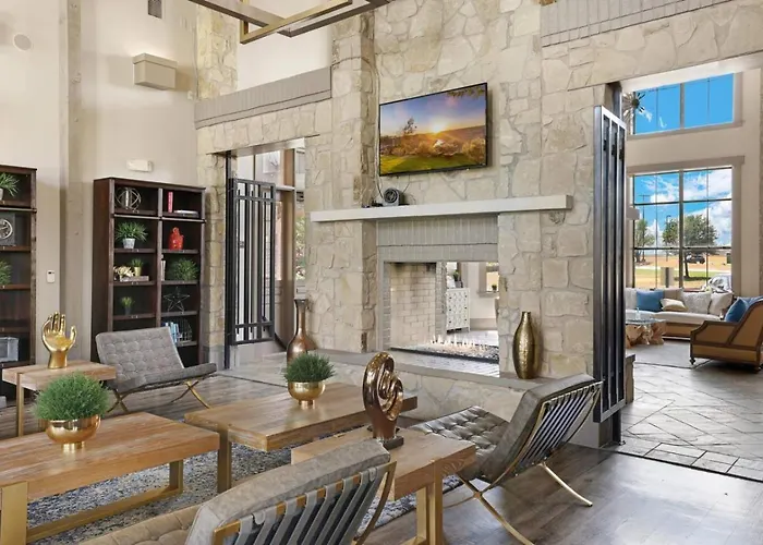 Refined Unit 2Br, 2Ba Pool Access
