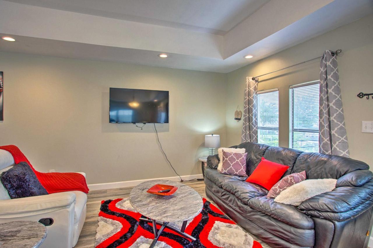 Modern Worth With Yard About 5 Miles To Dtwn! Holiday home Fort Worth