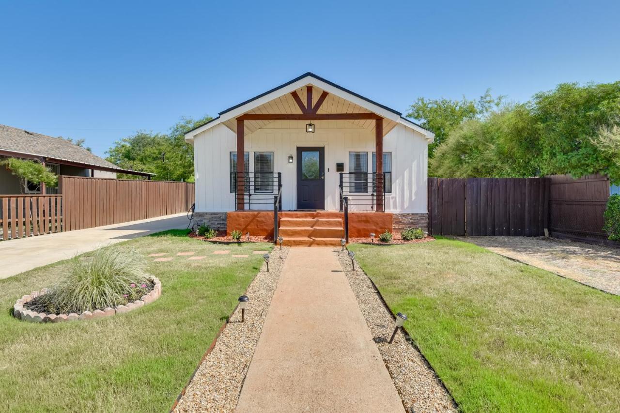 Modern Worth With Yard About 5 Miles To Dtwn! Holiday home Fort Worth