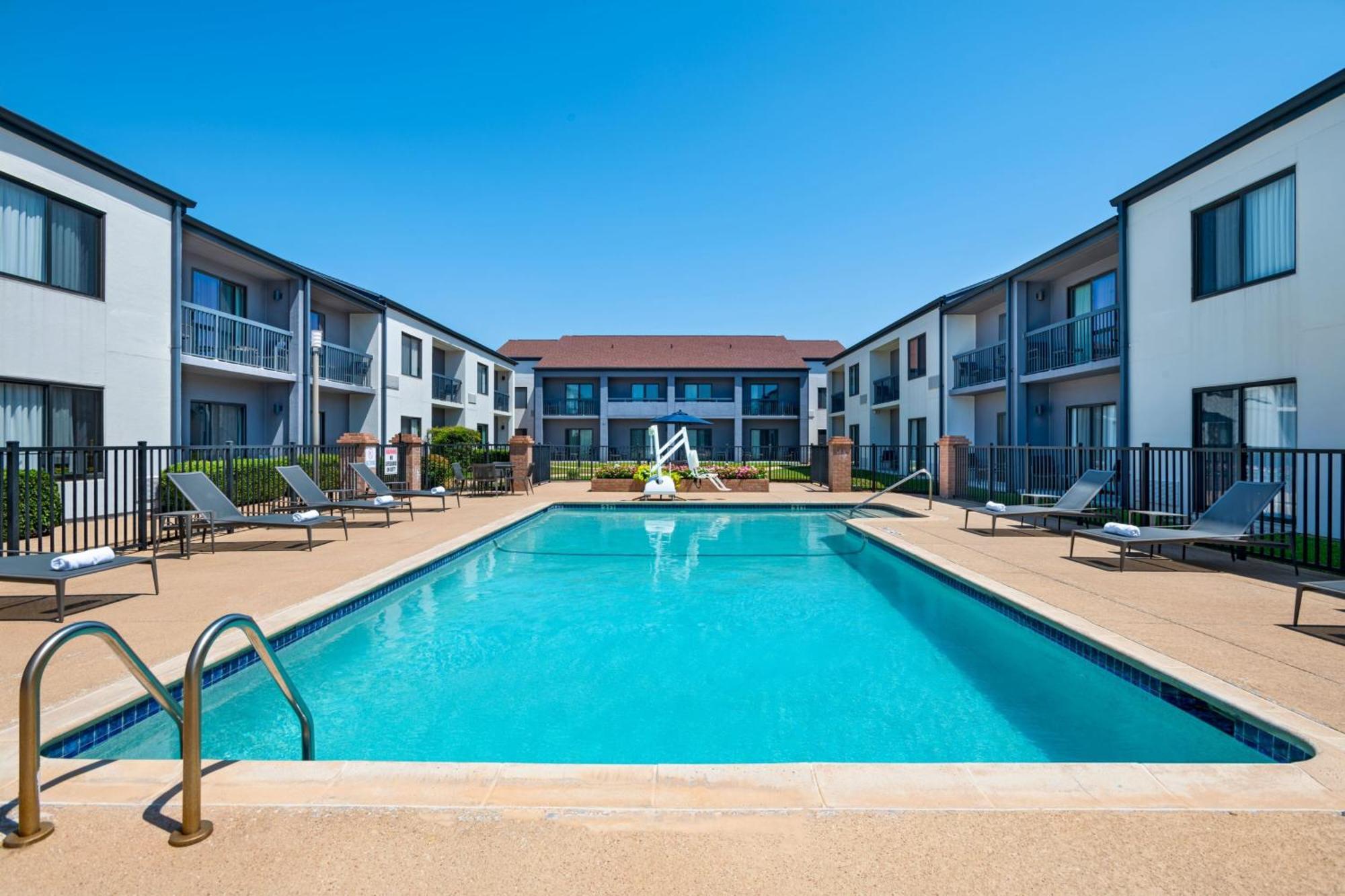 Courtyard Worth Drive Hotel
