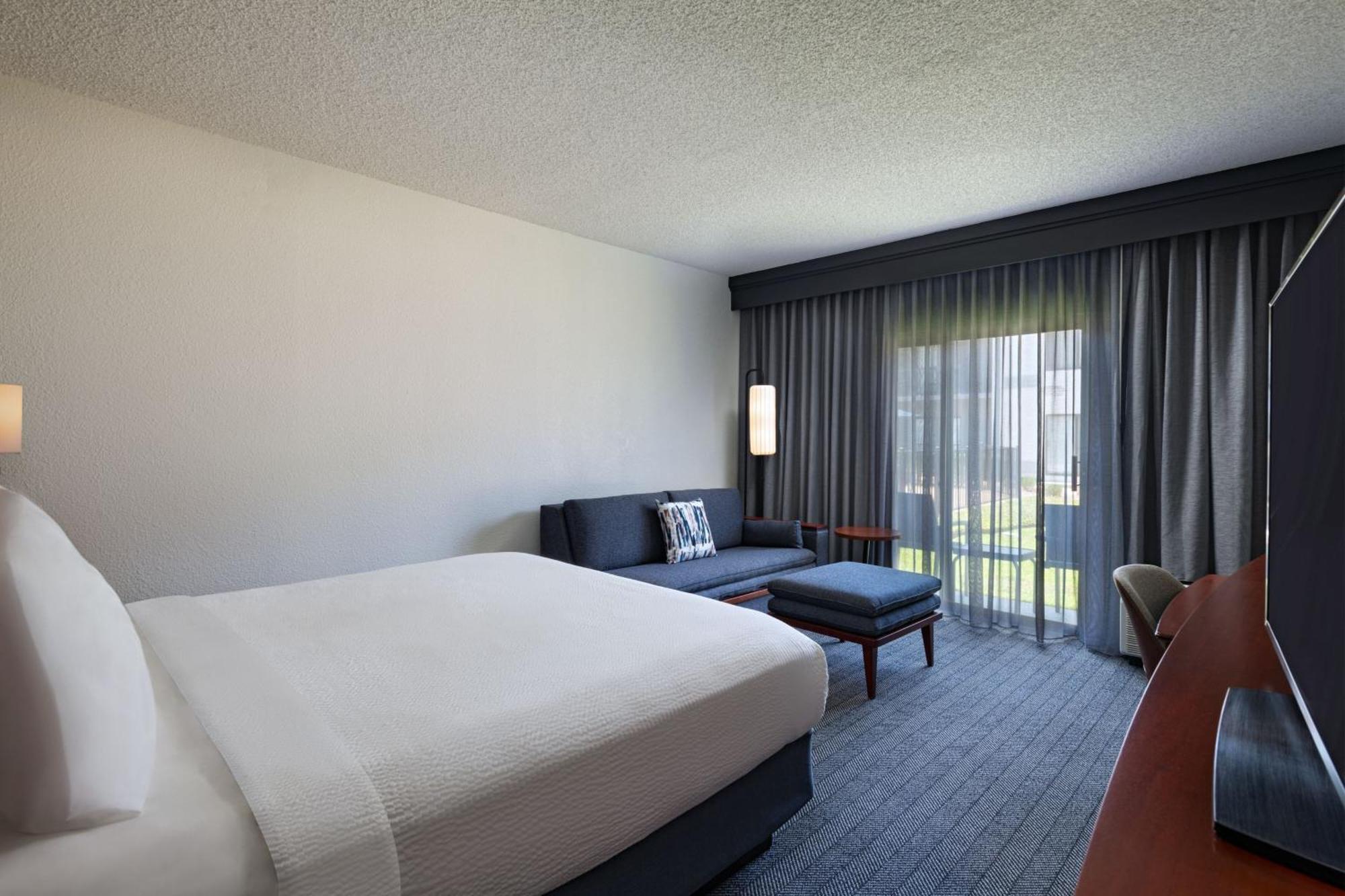 Courtyard Worth Drive Hotel 3*