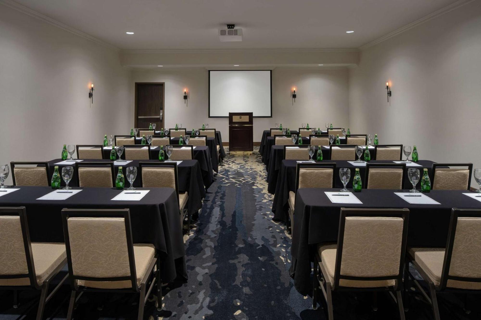 Hotel Embassy By Hilton Worth Downtown 4*