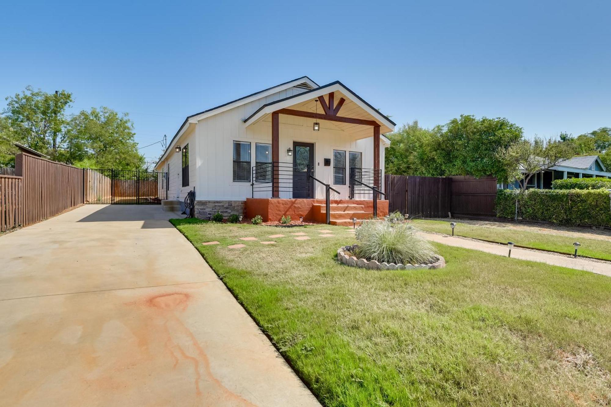 Holiday home Modern Worth With Yard About 5 Miles To Dtwn! Fort Worth